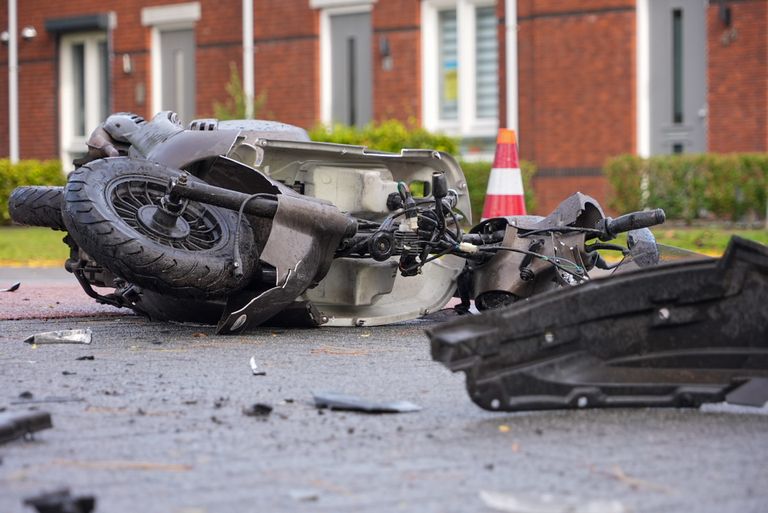 De scooter raakte bij het ongeluk in Oss zwaar beschadigd (foto: Gabor Heeres/SQ Vision).