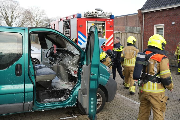 Busje uitgebrand (foto: Erik Haverhals/SQ Vision).