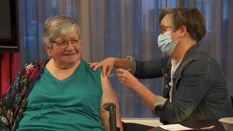 Een mevrouw wordt gevaccineerd met het coronavaccin (foto: Tessel Linders).