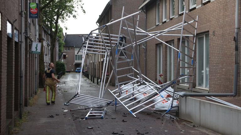 In Oirschot waaide een steiger om (foto: Sander van Gils/SQ Vision).