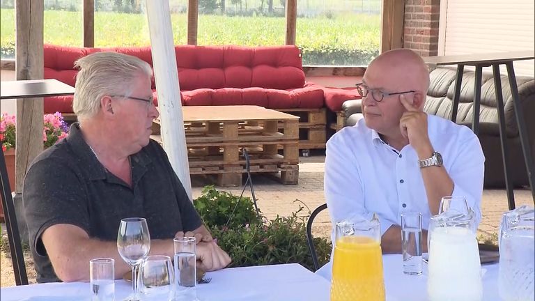 Minister Henk Staghouwer (LNV) in gesprek met boer Jos Leenders (foto: Omroep Brabant).