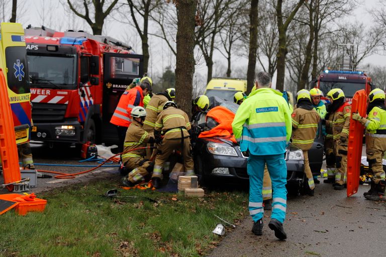 Veel hulpverleners werden opgeroepen na de botsing in  Haps (foto: SK-Media).