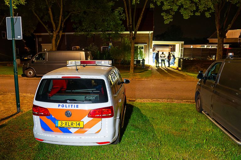 De politie bij het huis in Haren waar de explosie plaatsvond (foto: Gabor Heeres/SQ Vision).