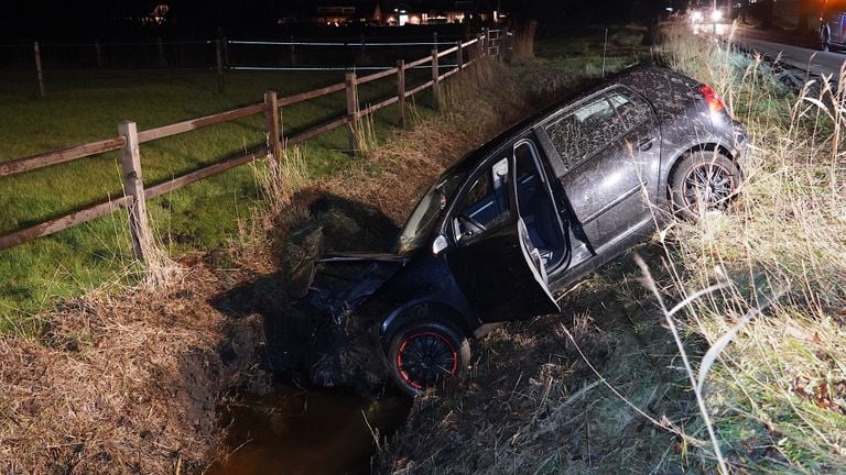 Auto rijdt sloot (foto: Jeroen Stuve/SQ Vision).