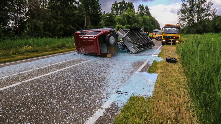 De aanhanger was geladen met glasplaten (foto: Harrie Grijseels/SQ Vision).