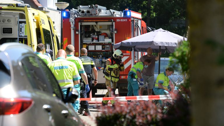 Politie, brandweer en ambulancepersoneel in de weer in Hilvarenbeek (foto: Nick van Hees).