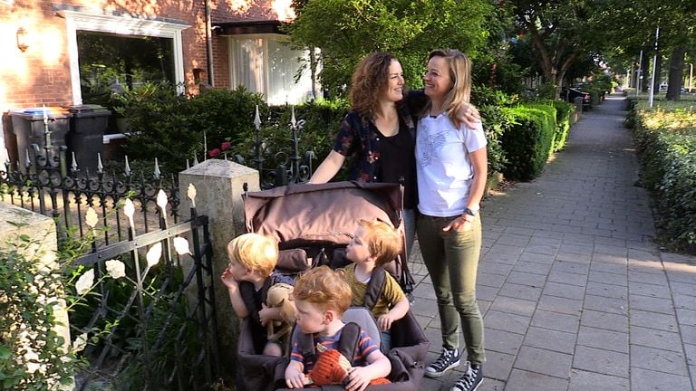 Inge en Anne met hun drie zoons. (foto: Tom van den Oetelaar)