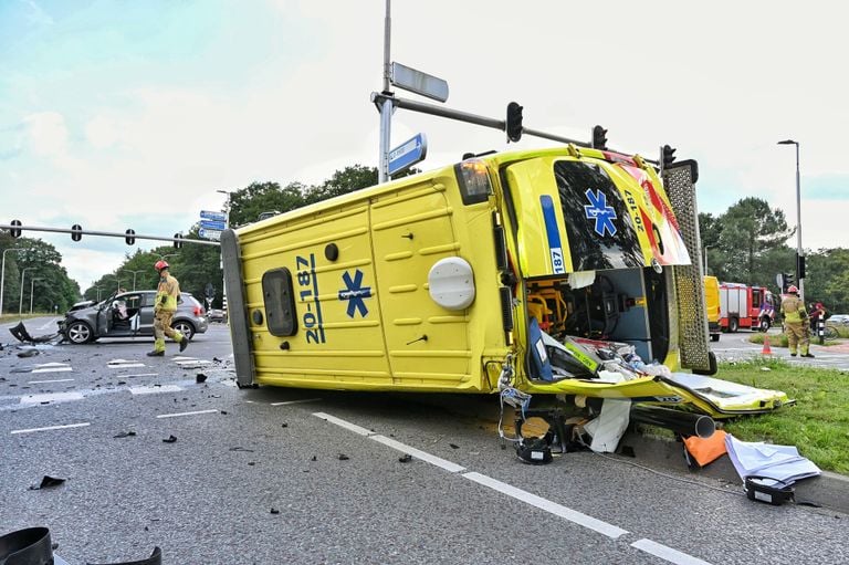 Ravage en een gewonde bij ongeluk met Ambulance (foto SQ Vision).