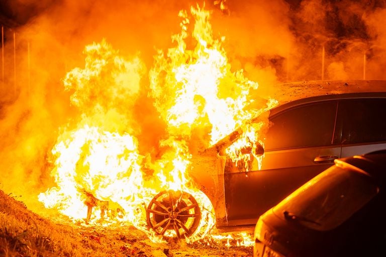 Toen de brandweer aankwam aan de Nelson Mandelaboulevard in Oss, was de auto al niet meer te redden (foto: Gabor Heeres/SQ Vision). 