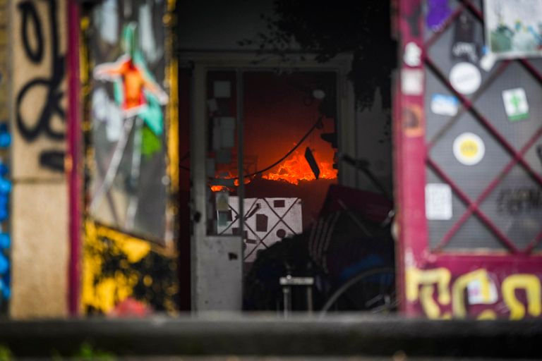 Nog steeds vuur te zien in het gebouw (foto: SQ Vision).