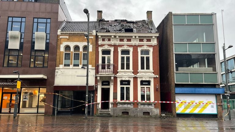 De oude gevel van het monumentale pand lijkt gespaard te zijn gebleven