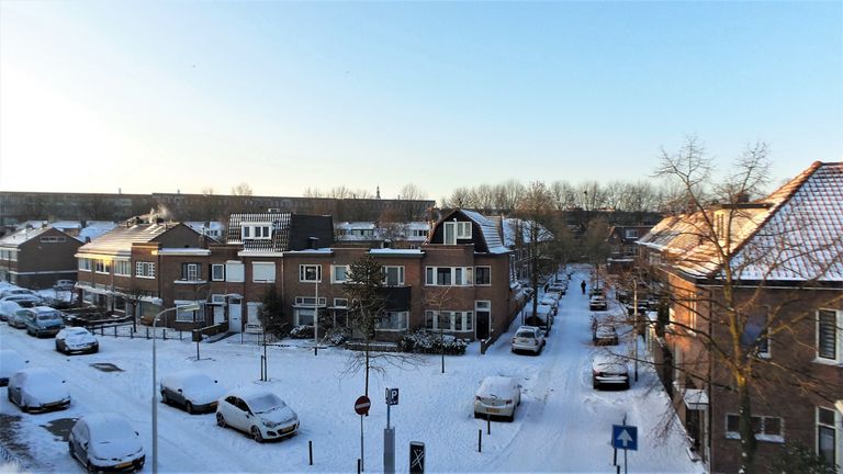 Onder een blauwe lucht is ook je eigens straat in Breda een plaatje (foto:Henk Voermans)