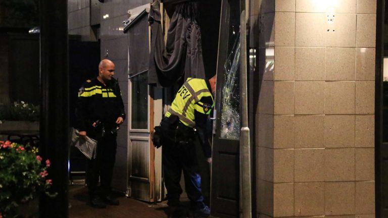 Ook in het getroffen pand wordt onderzoek gedaan (foto: Harrie Grijseels/SQ Vision Mediaprodukties).