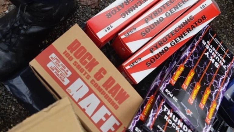 Het in beslag genomen vuurwerk bestond vooral uit knalvuurwerk uit de categorie F2 en vuurpijlen die in Nederland verboden zijn (foto: politie).