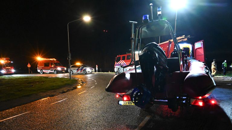 Vanwege de auto in het water bij Terheijden werden verschillende hulpdiensten gealarmeerd (foto: Perry Roovers/SQ Vision).