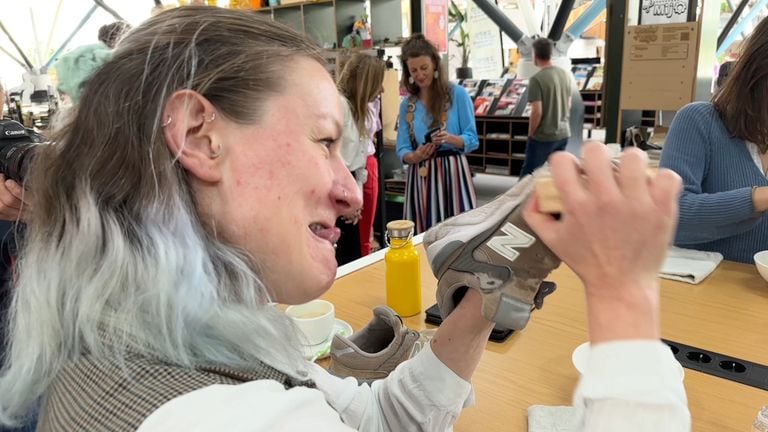 Sneakers cleanen is aandachtig werk (foto: Omroep Brabant).