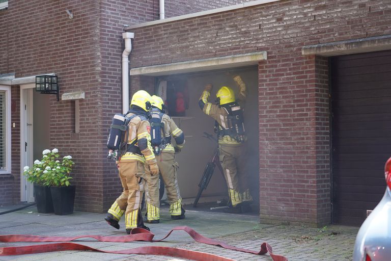 De brandweer ventileerde de garage en het huis aan het Rosariopark in Dongen (foto: Jeroen Stuve/SQ Vision).