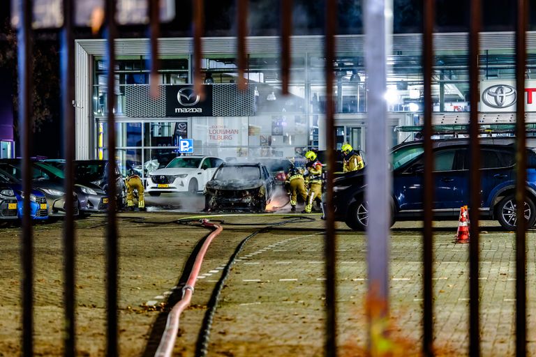 De brandweer moest het hek voor het terrein openslijpen om bij de brandende auto te komen (foto: Jack Brekelmans/SQ Vision). 