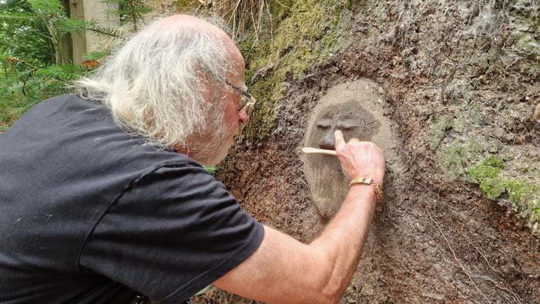 Hein aan het werk met de zwarte grond (foto: Tom Berkers).