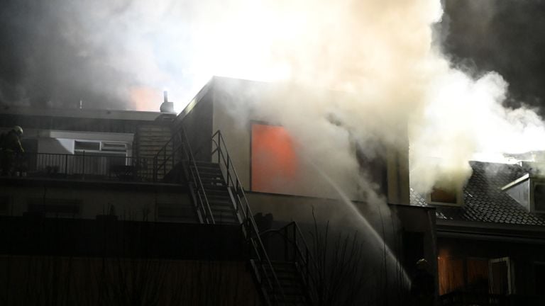 De brand die woedt in Breda is aan de achterkant uitslaand (foto: Perry Roovers/SQ Vision).