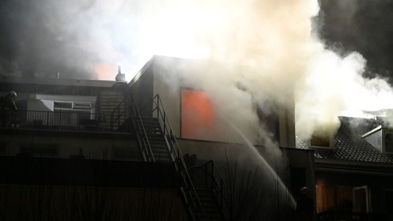 De brand die woedt in Breda is aan de achterkant uitslaand (foto: Perry Roovers/SQ Vision).