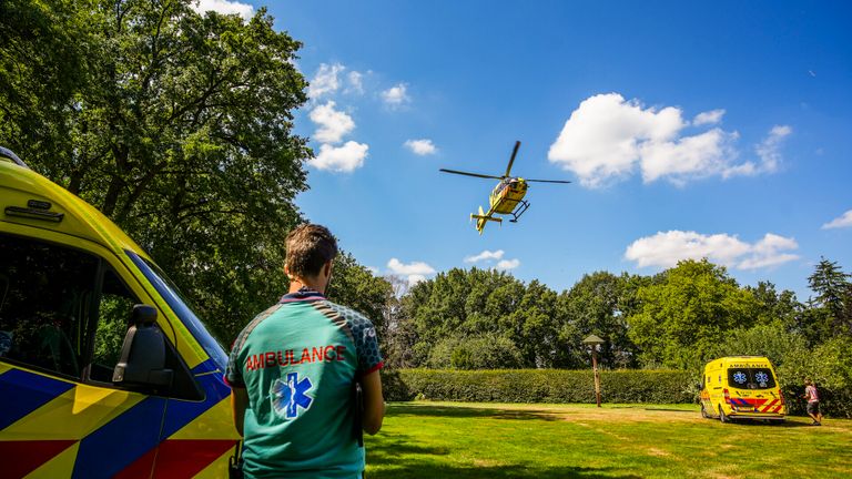 Vanwege de ernst van de situatie kwam een traumaheli naar Geldrop, maar hulp mocht niet meer baten (foto: SQ Vision).