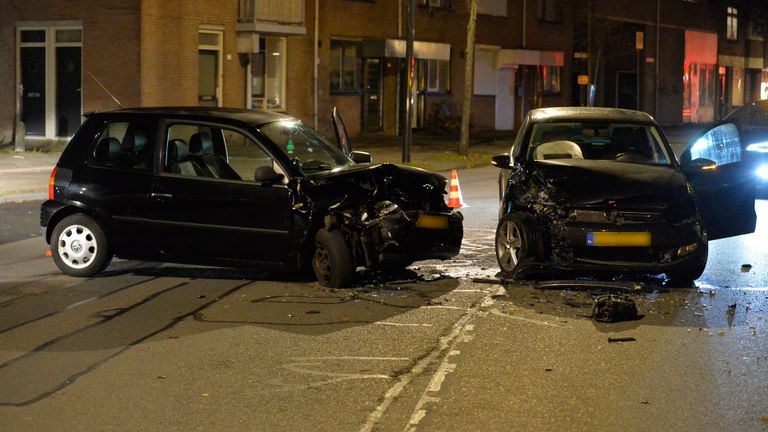 De twee auto's botsten op elkaar (foto: Perry Roovers/SQ Vision)