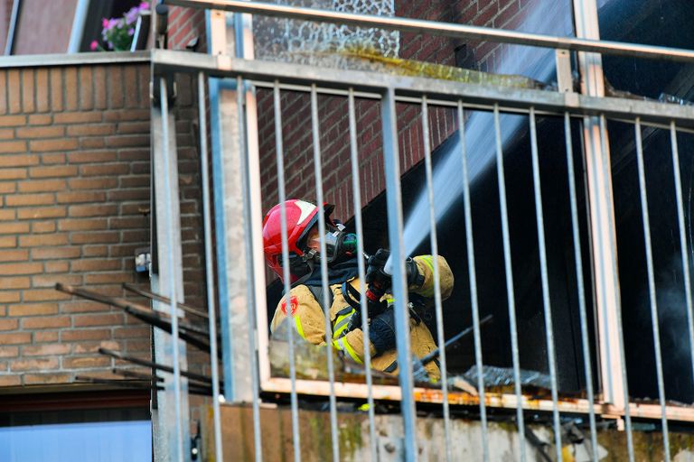 De brandweer bluste het vuur in woonzorgcentrum Merefelt aan de Parklaan in Veldhoven (foto: Rico Vogels/SQ Vision).