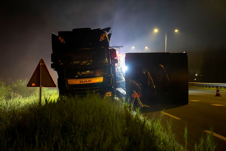 Hoe de container van de vrachtwagen kon vallen, wordt onderzocht (foto: Gabor Heeres/SQ Vision).