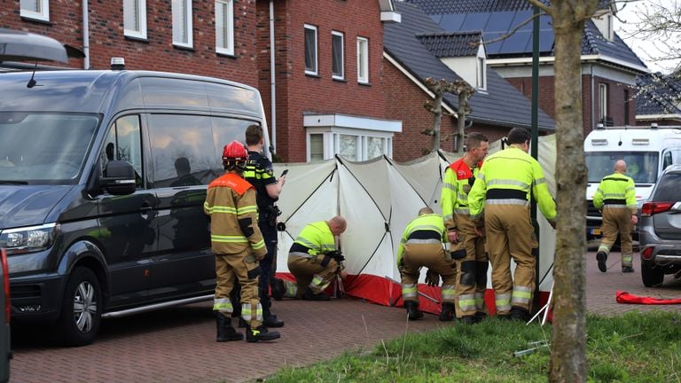 Ambulance en politie druk in de weer na de melding van de steekpartij (foto: Marco van den Broek/SQ Vision).