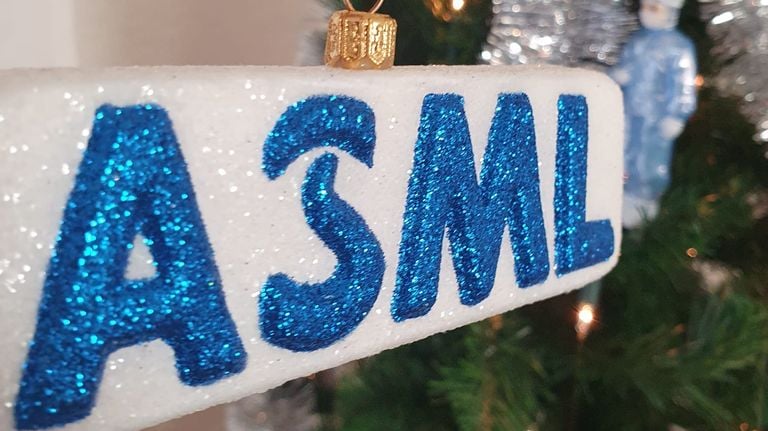 Een van de kerstversieringen van ASML. 