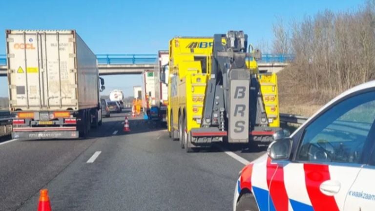 Ongeluk met drie vrachtwagens op de A59 (foto: wijkagenten_geertruidenberg).