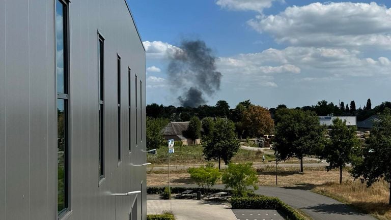 Rook komt uit de brandende woningen in Deurne (foto: Raymond Sloeserwij Facebook).