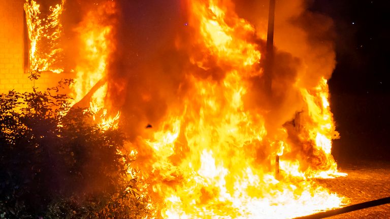 Metershoge vlammen bij de autobrand aan de Verdistraat in Oss (foto: Gabor Heeres/SQ Vision).