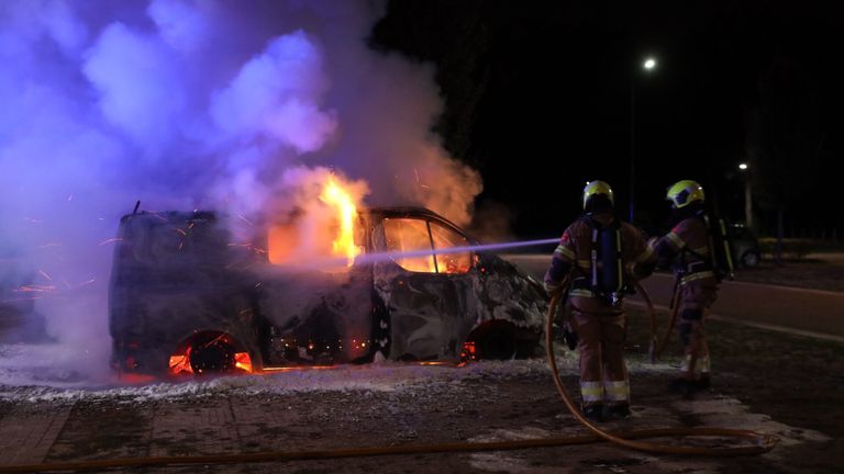 De brandweer bluste de bestelauto in Sint-Oedenrode (foto: Sander van Gils/SQ Vision).