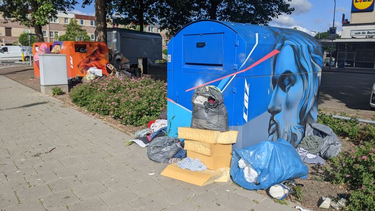 Met grote regelmaat ligt er troep langs de kleding-, glas-, afval- en plasticcontainers aan de Oude Vlijmenseweg in Den Bosch (foto: S. Wubben).