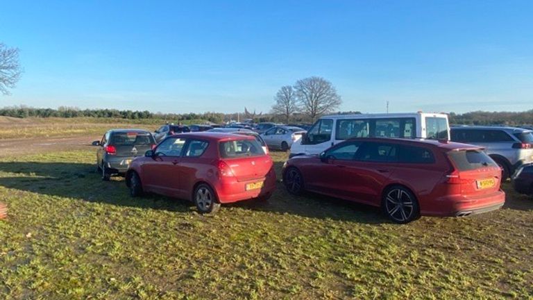 Vanwege de parkeerellende moesten sommige bezoekers - die wel geluk hadden - heel ver van het pretpark parkeren (foto: Sven de Laet).