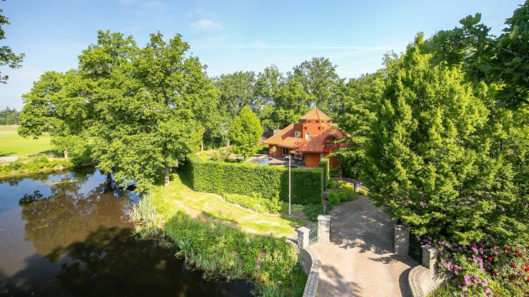 Het houten landhuis in Helenaveen (foto: Funda)