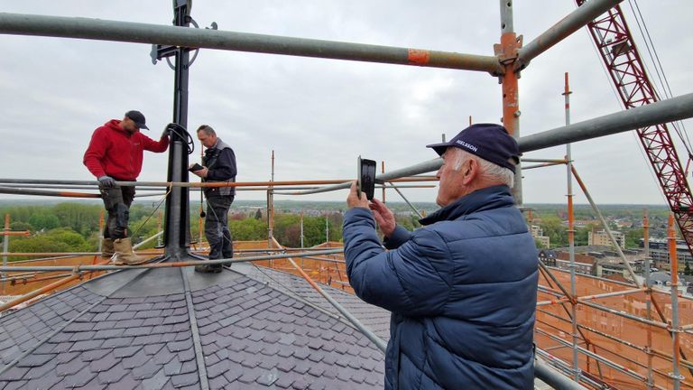 Toon legt de werkzaamheden vast voor het nageslacht (Foto: Noël van Hooft)