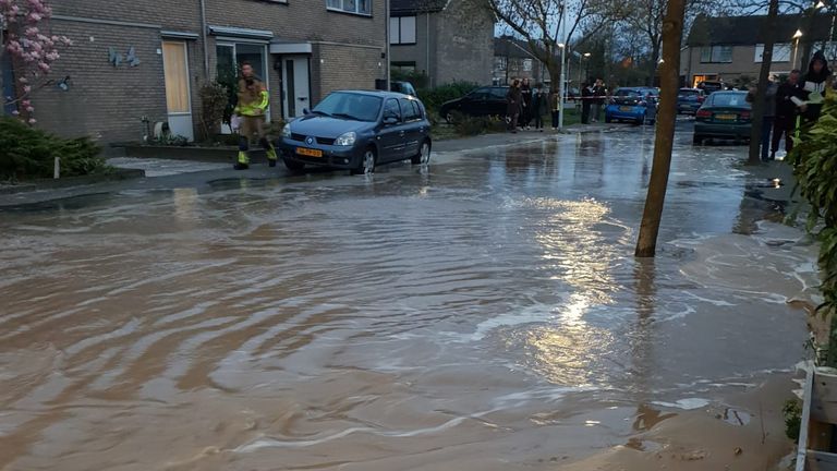 De straat stoomde vol zand (foto: Melissa Noordijk).