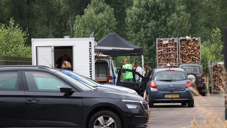 Zo'n honderd mensen verzamelden aan de Liempdseweg in Best voor de nieuwe zoektocht naar Jan (foto: Sander van Gils/SQ Vision).