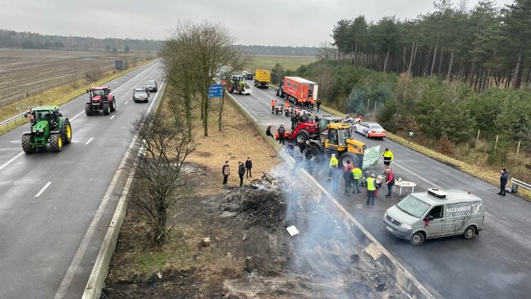 De Nederlandse boeren die de afgelopen dagen de grensovergang van de A67 bij Eersel blokkeerden, beëindigden zaterdag hun actie (foto: Raymond Merkx).