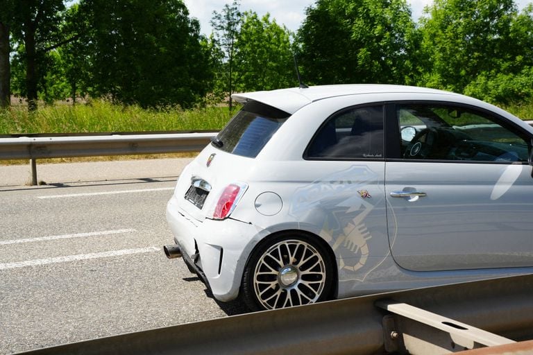 Deze auto heeft door het ongeluk een nog kleinere kofferbak (foto: Erik Haverhals/Persbereau Heitink).