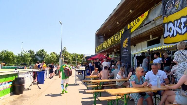 Veel mensen zochten de schaduw op (foto: Omroep Brabant).