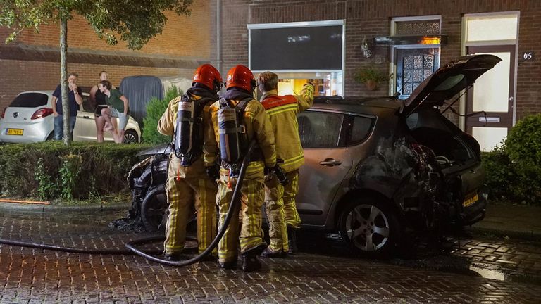 De uitgebrande auto in de Raadhuisstraat in Waalre (Foto: Jozef Bijnen/SQ Vision)