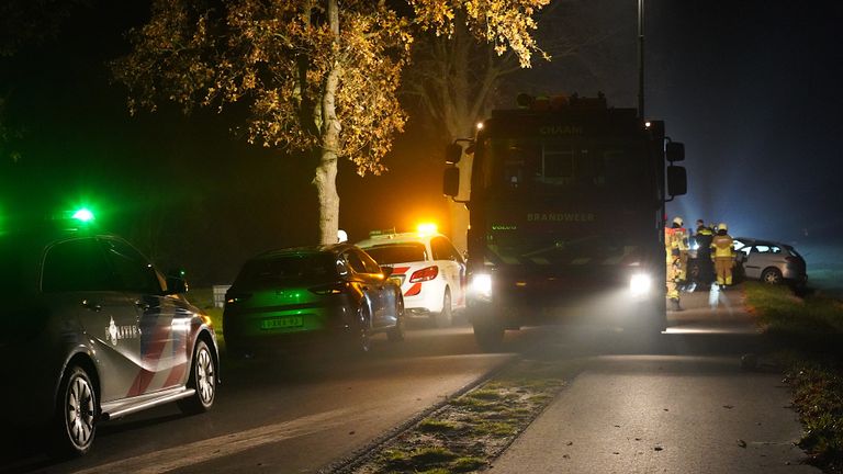 Verschillende hulpdiensten werden opgeroepen na het ongeluk in Ulicoten (foto: Jeroen Stuve/SQ Vision).