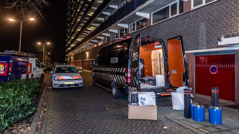 De politie doet onderzoek naar het lab (Foto: SQVision)