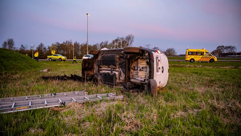 De auto belandde op de zijkant (foto: Jack Brekelmans/SQ Vision).