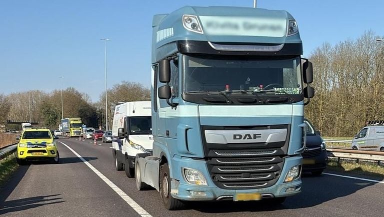 De kapotte vrachtwagen staat op de A58 bij 's Hertogenbosch-West (foto: Rijkswaterstaat).