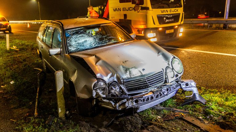 Auto botst tegen punt van vangrail (Foto: Mathijs Bertens/ SQ Vision)